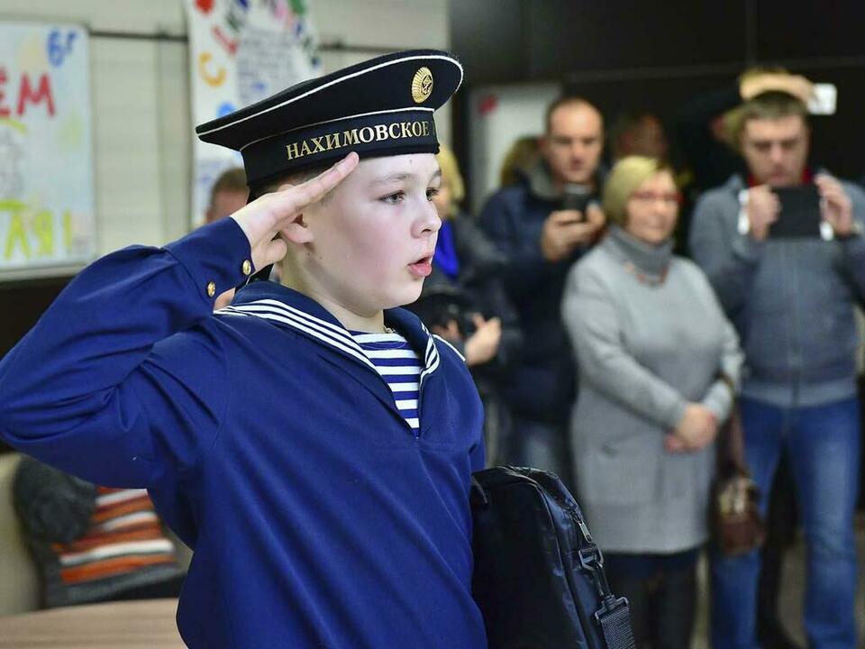 Нахимовец Федор Уваров с личным ноутбуком. Нахимовец Федор Уваров с личным ноутбуком.
