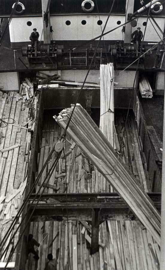Мурманский порт. Укладка экспортного леса в трюмы парохода. 1947 г.