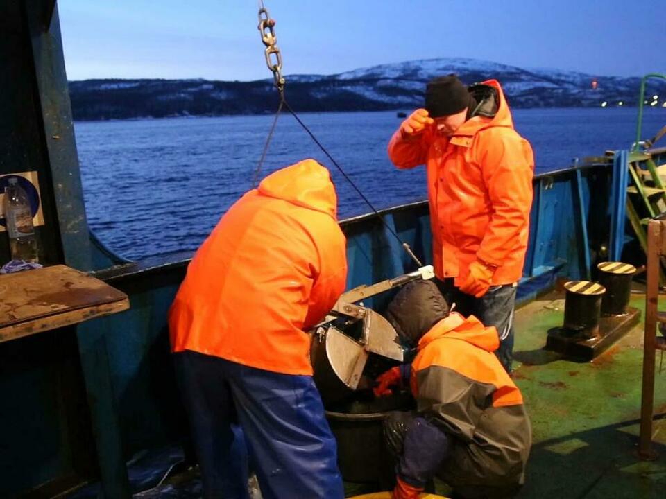 Ковш помогает поднять на палубу обитателей морского дна.