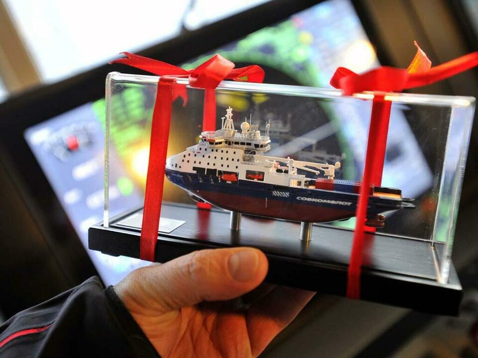 Сувенир в виде корабля. Сувенир в виде корабля.