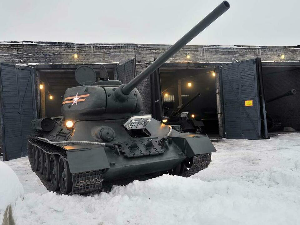 Легендарный Т-34 выезжает из бокса.