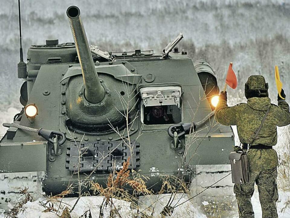 Самоходная артиллерийская установка (СУ-100).