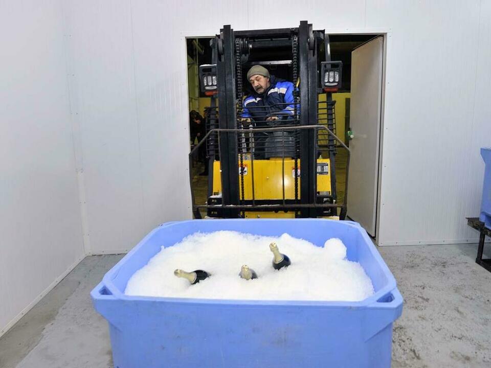 Скоро в этом льду будет не шампанское, а рыба. Скоро в этом льду будет не шампанское, а рыба.