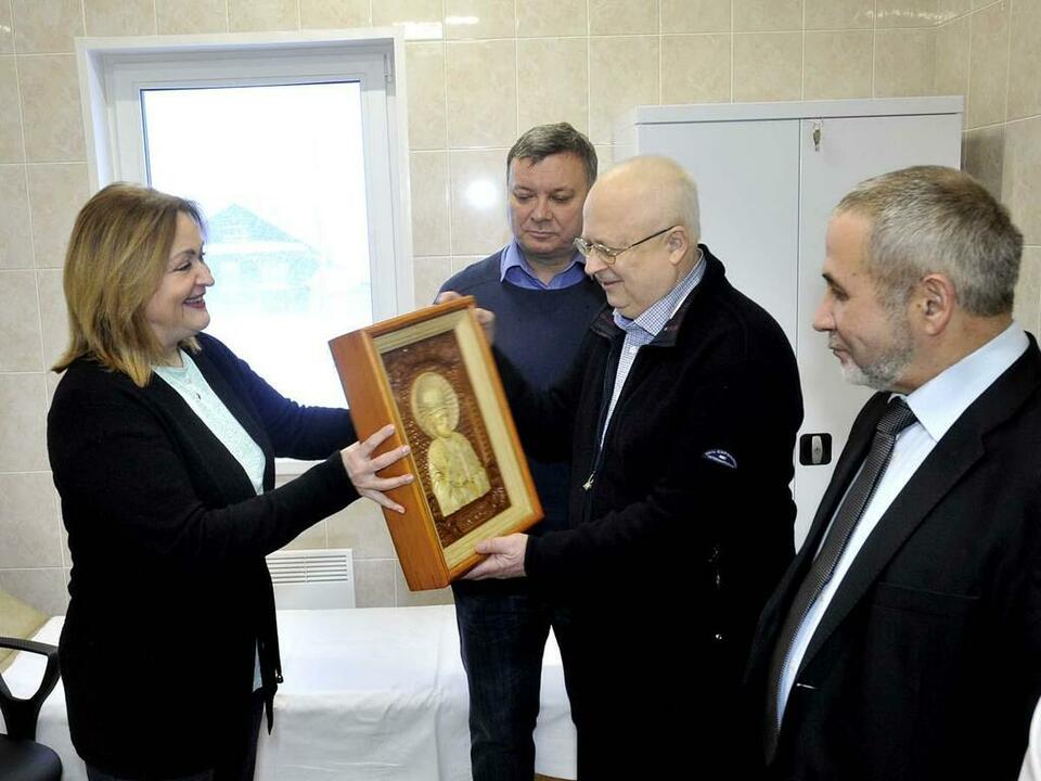 Инна Погребняк поздравляет главврача Кандалакшской ЦРБ.