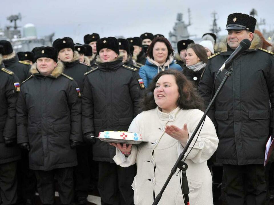 Председатель женсовета корабля Александра Фролова произносит приветственную речь.