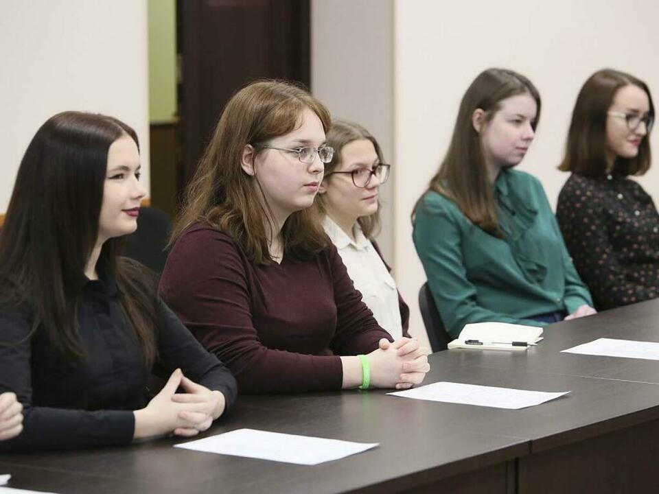 Молодежь слушала с вниманием.