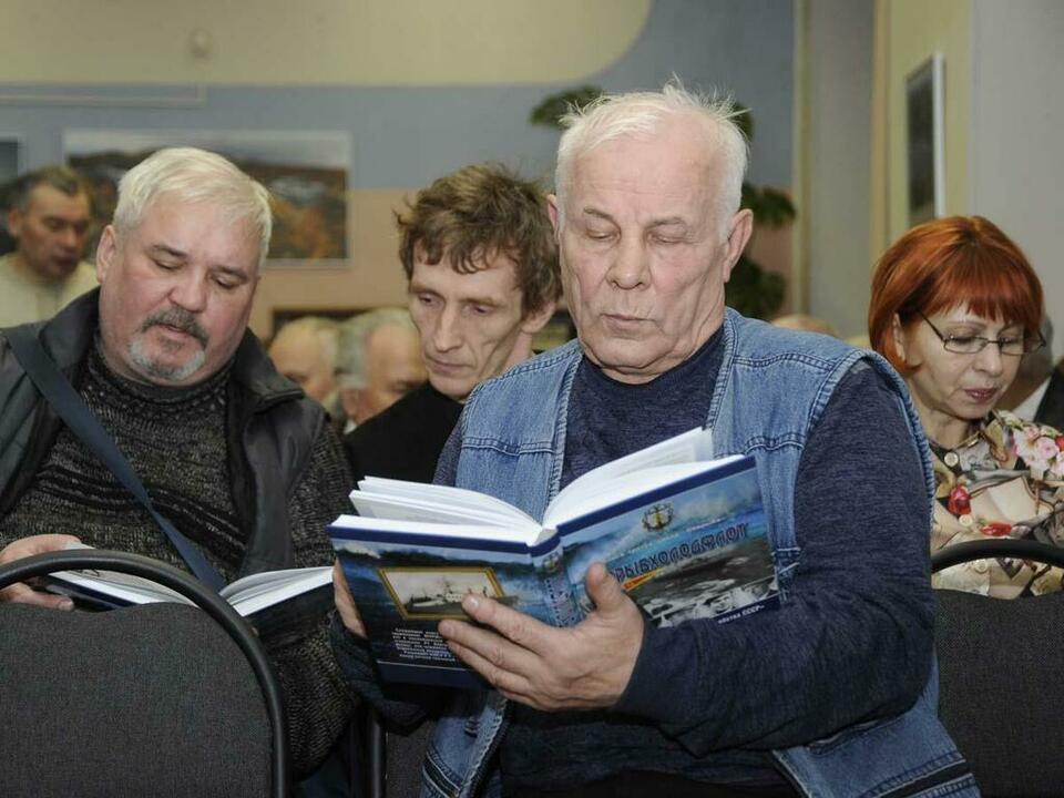 Первыми прочтут книгу ее герои - моряки. Первыми прочтут книгу ее герои - моряки.