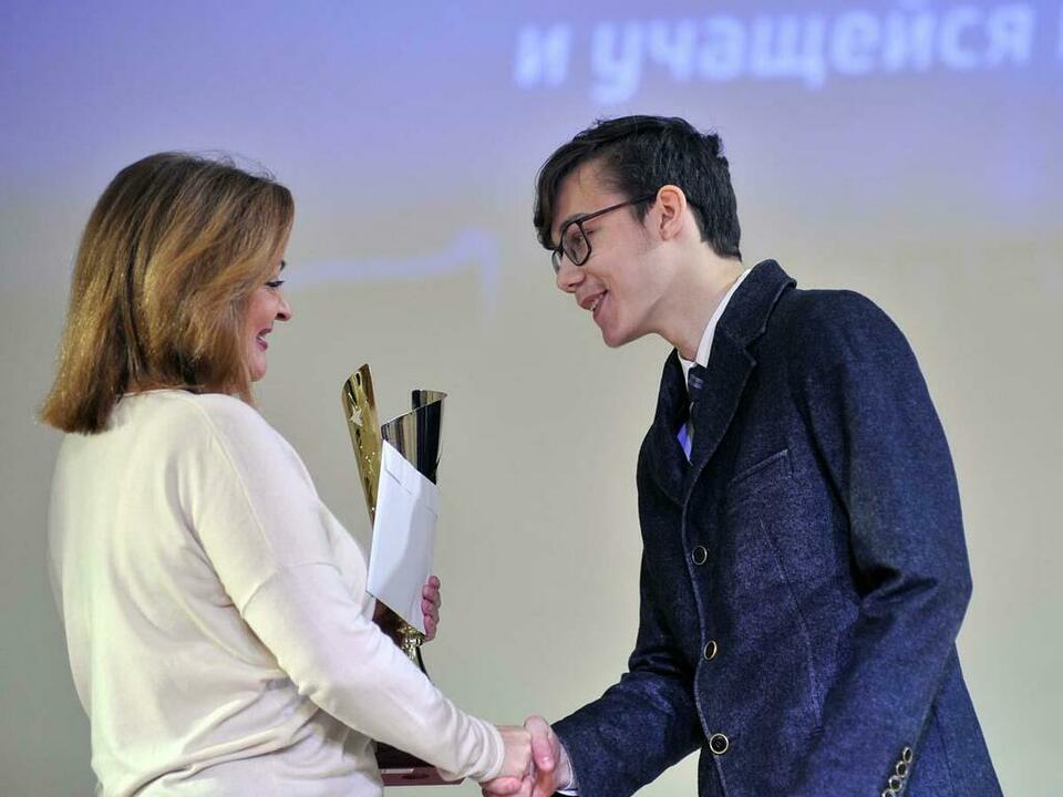 Инна Погребняк вручает премию Евгению Михайлову. Инна Погребняк вручает премию Евгению Михайлову.