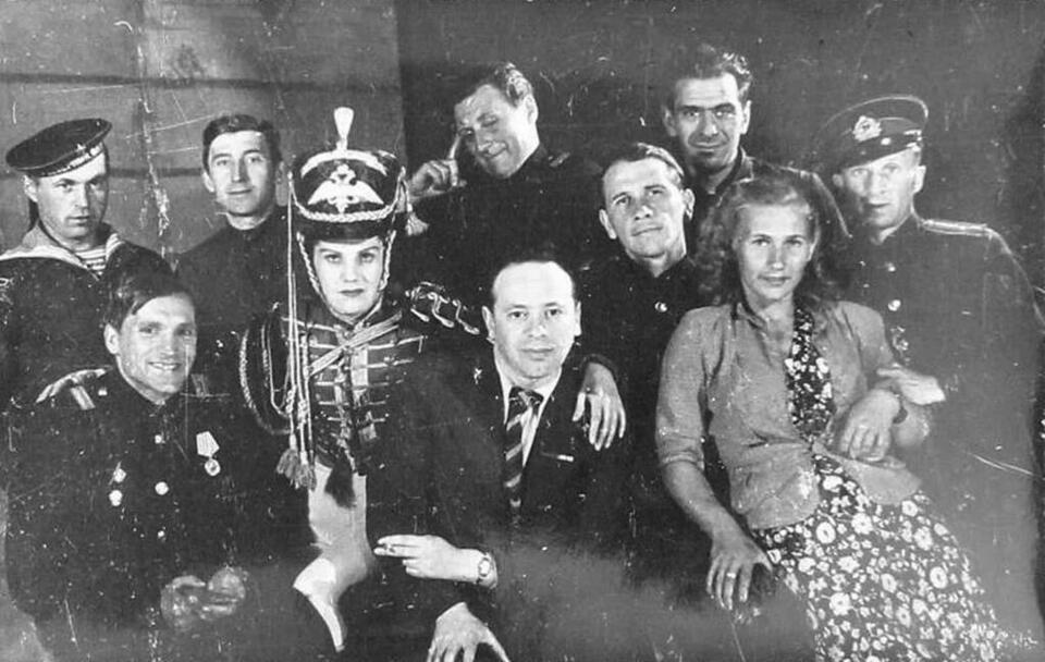 З. П. Дмитриева в роли Шуры Азаровой и В. Н. Плучек среди зрителей и артистов после спектакля «Давным-давно». Полярное. 1942-1943 гг. З. П. Дмитриева в роли Шуры Азаровой и В. Н. Плучек среди зрителей и артистов после спектакля «Давным-давно». Полярное. 1942-1943 гг.