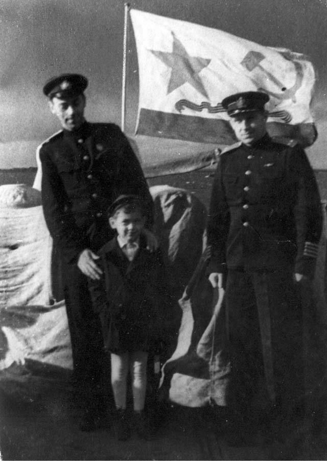 Слева направо: Юрий Герман, Алексей Герман и командир эскадренного миноносца «Гремящий» Антон Гурин. 1942 год. Слева направо: Юрий Герман, Алексей Герман и командир эскадренного миноносца «Гремящий» Антон Гурин. 1942 год.