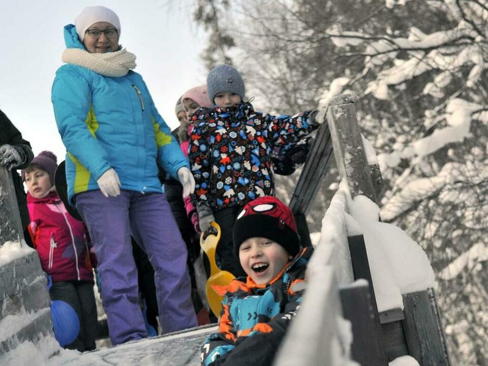 От катания на горке зарделись щеки. От катания на горке зарделись щеки.
