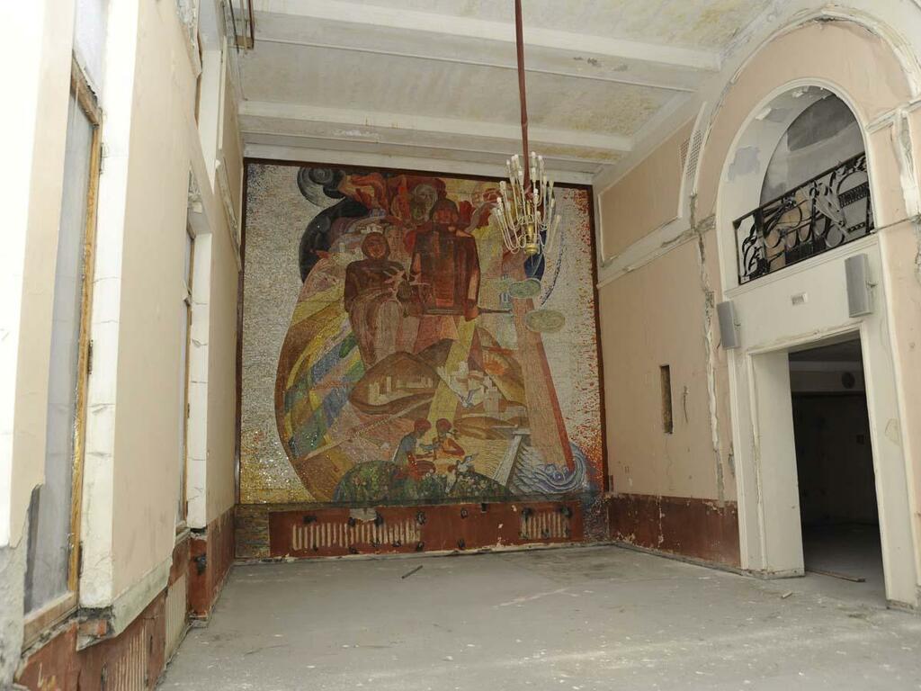 Мозаика в фойе второго этажа облдрамы останется на прежнем месте. Мозаика в фойе второго этажа облдрамы останется на прежнем месте.