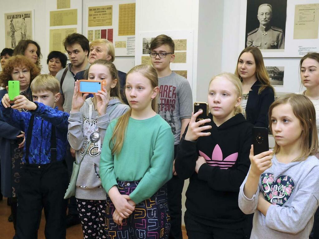 Юные мурманчане с интересом знакомились с экспонатами.