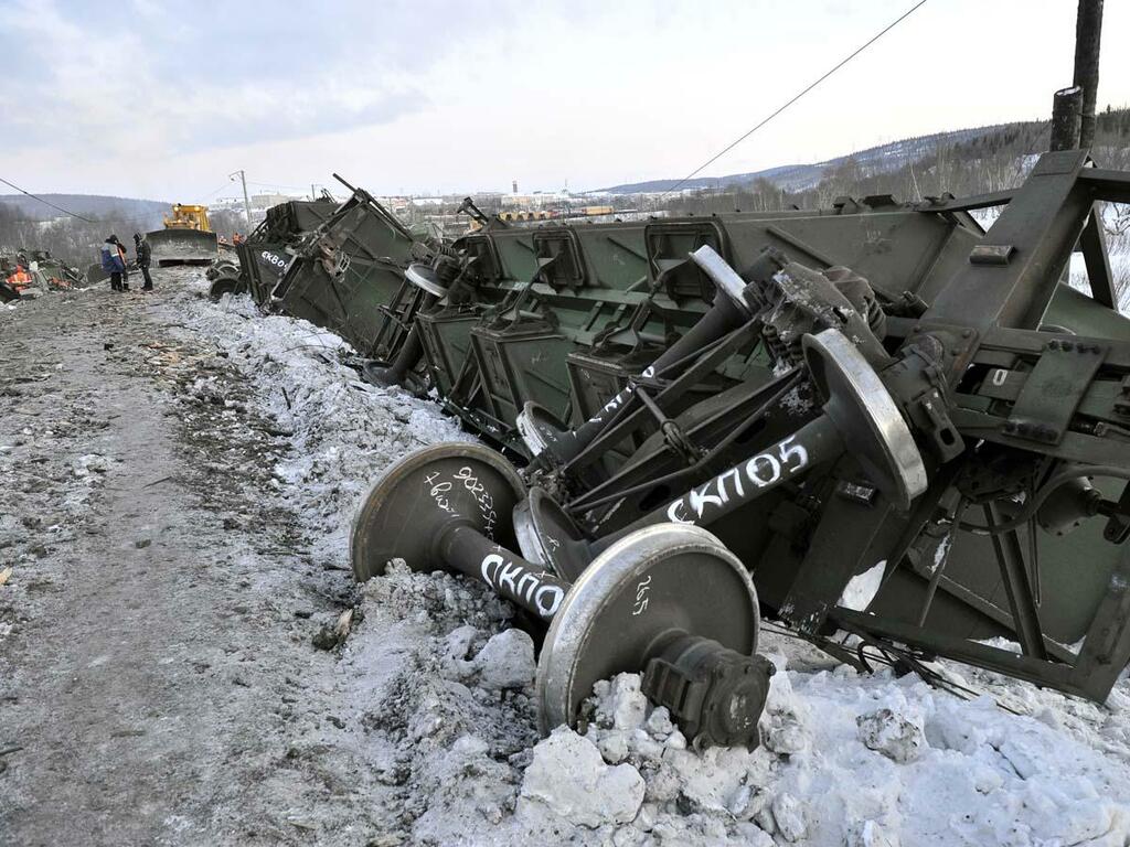 В результате аварии оказались повреждены 300 м железнодорожного полотна и три опоры ЛЭП.