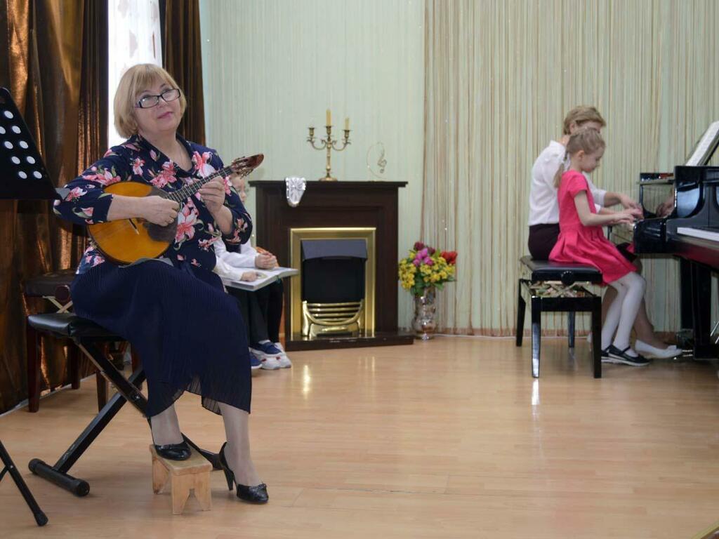 На сцене бабушка Ольга Ивановна.