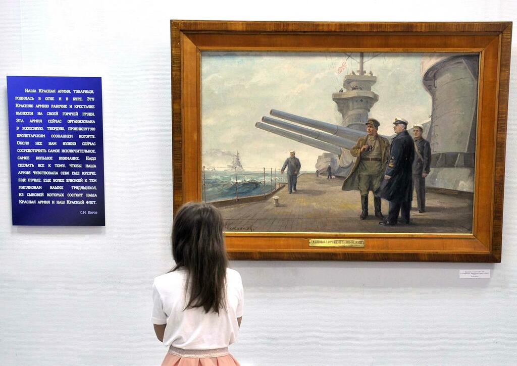 В зале музея не только картины и предметы обихода, но и цитаты С. М. Кирова.