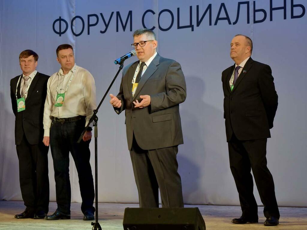 «Форум нужен, чтобы жизнь стала комфортнее», обратился к землякам Антон Косолапов. «Форум нужен, чтобы жизнь стала комфортнее», обратился к землякам Антон Косолапов.