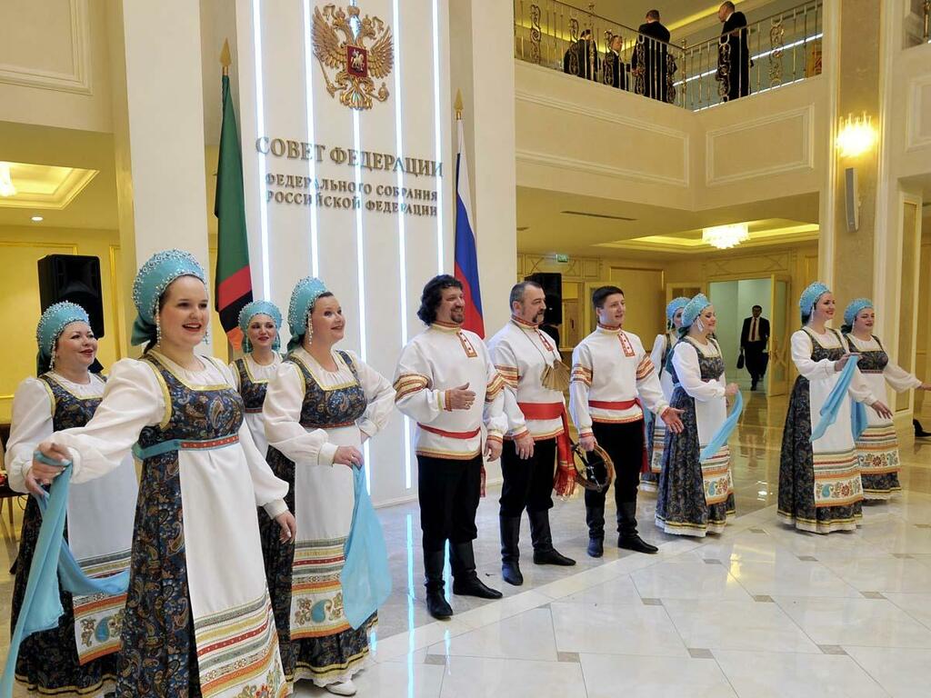 Выступления художественных коллективов придали выставке праздничность. Выступления художественных коллективов придали выставке праздничность.