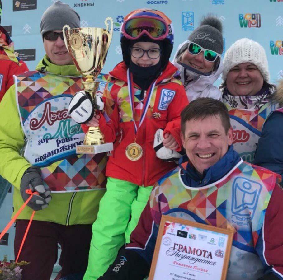 Полина Романова (в центре) завоевала на «Стартах мечты» золотую медаль. Полина Романова (в центре) завоевала на «Стартах мечты» золотую медаль.