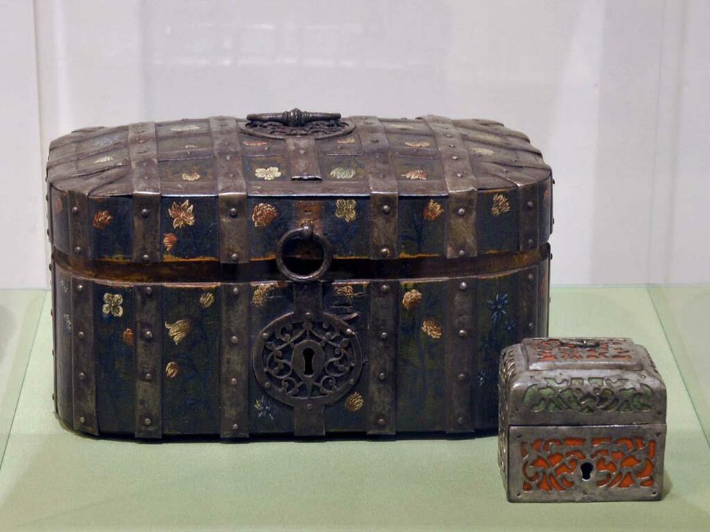 Шкатулка. Русский Север. Середина XVIII в. Шкатулочка. Великий Устюг. Начало XVIII в. Шкатулка. Русский Север. Середина XVIII в. Шкатулочка. Великий Устюг. Начало XVIII в.