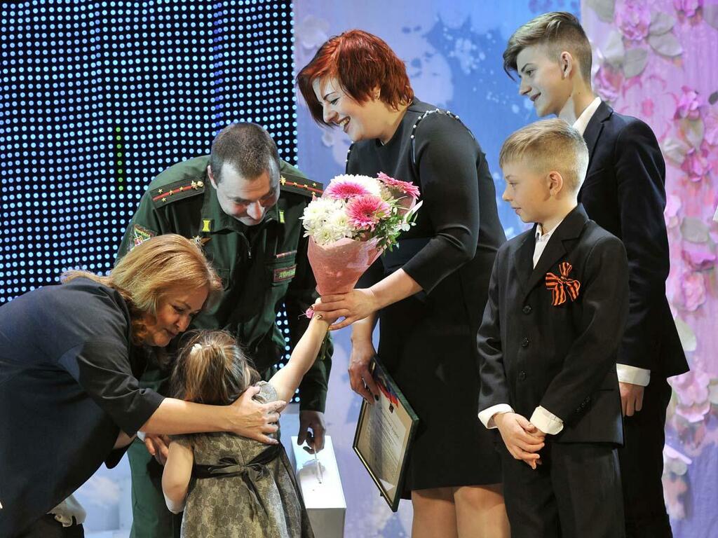 Цветы, конечно, маме. Но все внимание - малышке. 