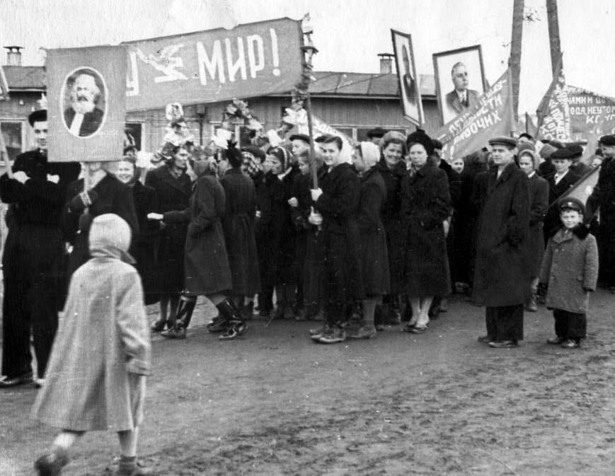 Первая Первомайская демонстрация в поселке Никель. 1946 г. Фото с сайта vk.com/nikel_ni Первая Первомайская демонстрация в поселке Никель. 1946 г. Фото с сайта vk.com/nikel_ni