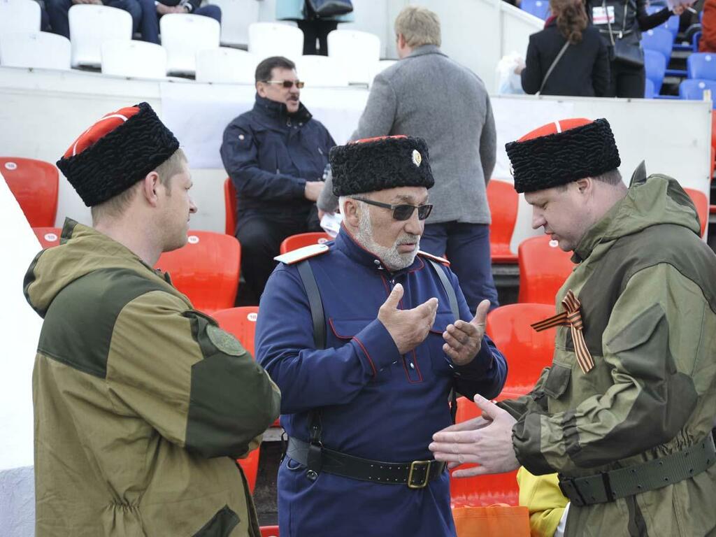 Казаки внимательно слушают советы своего старейшины. Казаки внимательно слушают советы своего старейшины.