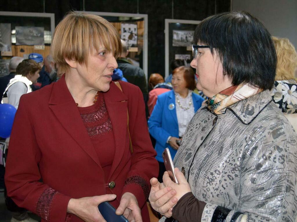 Лариса Никонова (слева) на открытии &laquo;АртАрктик&raquo;.