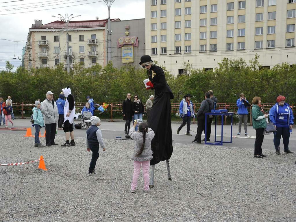С человеком на ходулях хотели сфотографироваться многие. С человеком на ходулях хотели сфотографироваться многие.