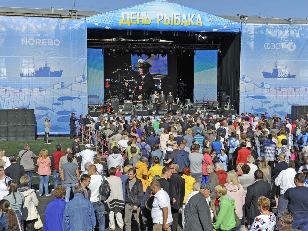 На стадионе, кажется, весь город.