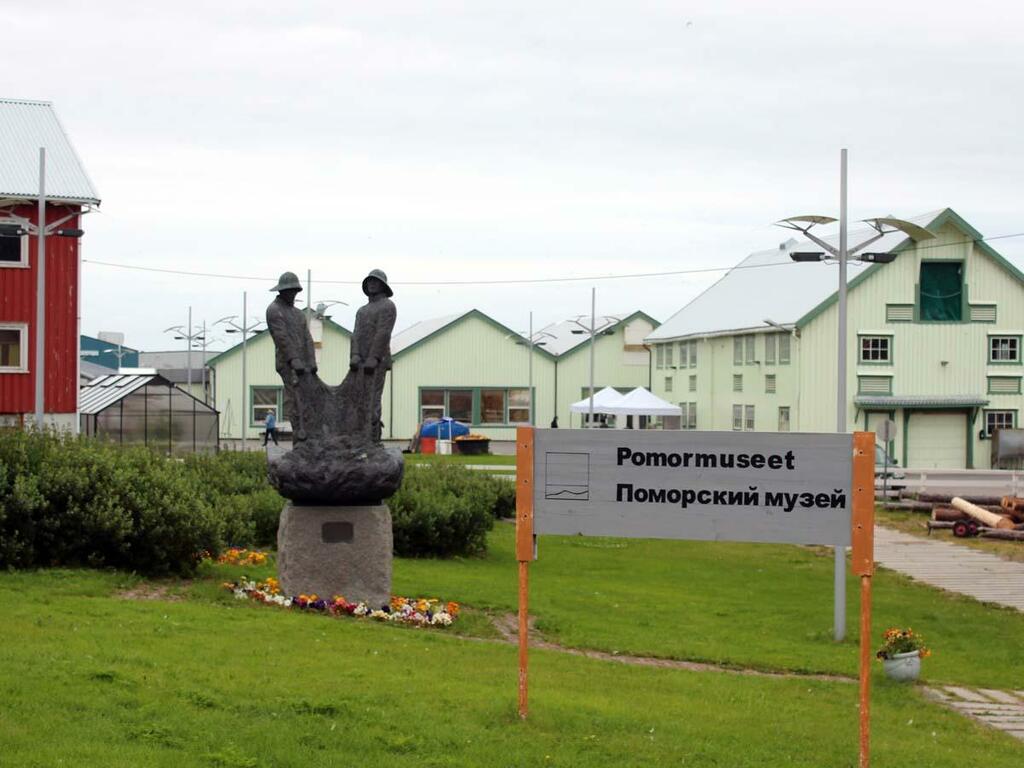 Памятник рыбакам у входа в Поморский музей. Памятник рыбакам у входа в Поморский музей.