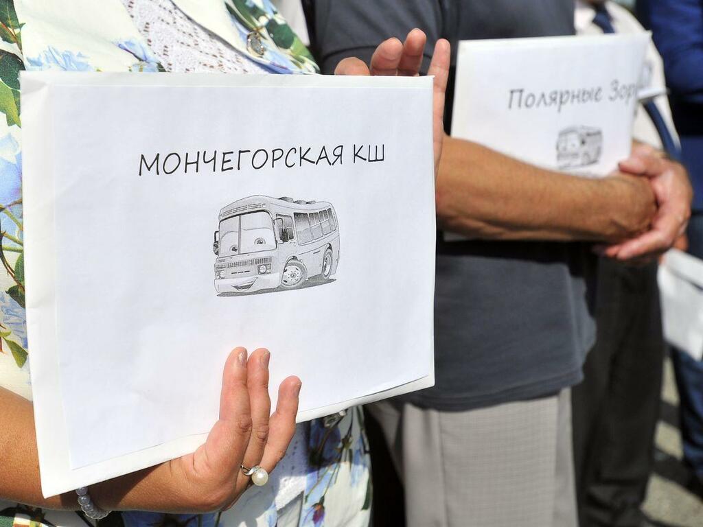 Каждому по конверту с ключами и документами. Каждому по конверту с ключами и документами.