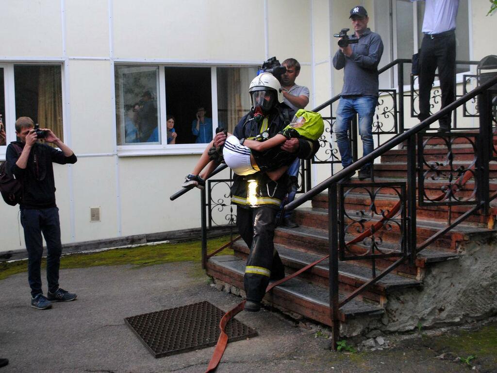 Оставшегося в задымленном помещении подростка нашли и вынесли на руках.