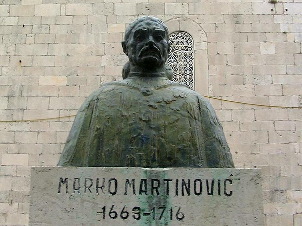 Памятник Марко Мартиновичу в Перасте.