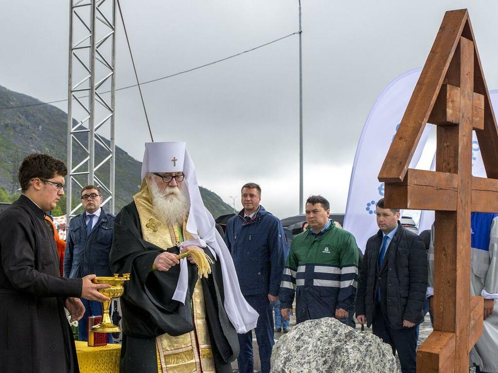 Владыка Симон освятил камень на месте строительства храма на Расвумчоррском руднике. Владыка Симон освятил камень на месте строительства храма на Расвумчоррском руднике.
