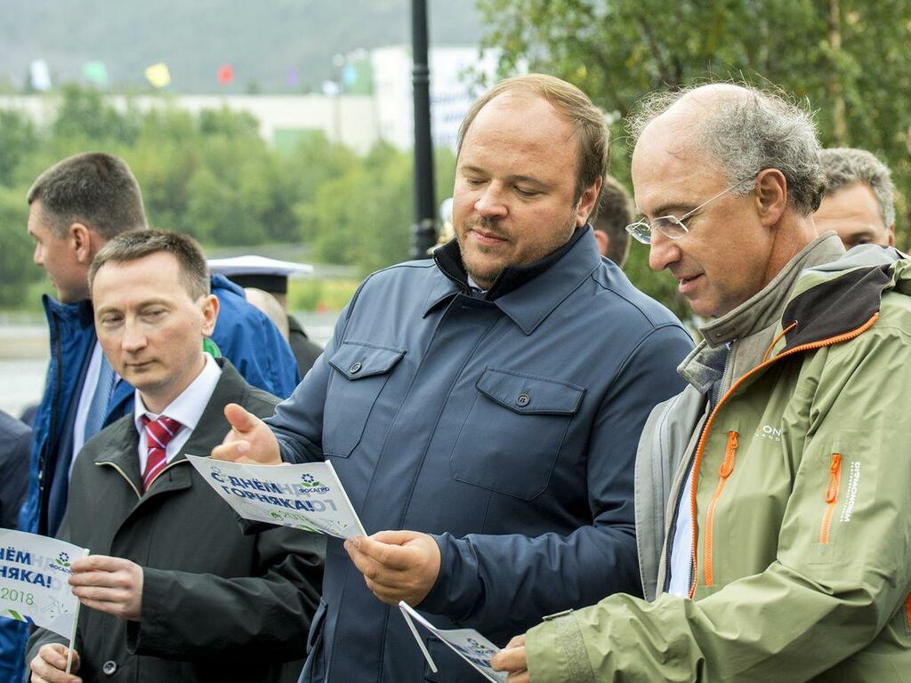 Генеральный директор ПАО «ФосАгро» Андрей Гурьев и член совета директоров компании Ксавье Роле возглавили торжественное шествие горняков. Генеральный директор ПАО «ФосАгро» Андрей Гурьев и член совета директоров компании Ксавье Роле возглавили торжественное шествие горняков.