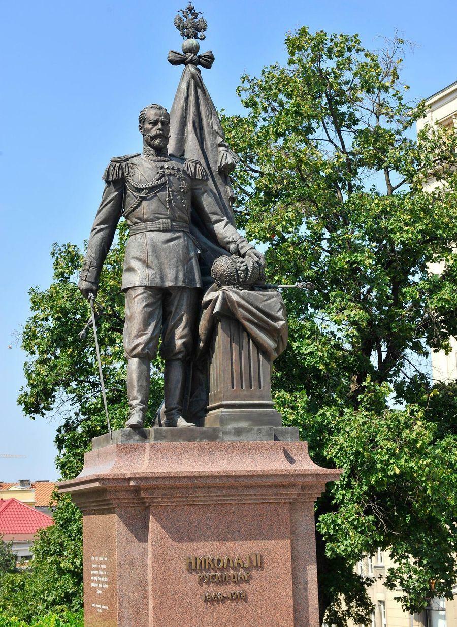 Памятник Николаю II в сквере Косовской девушки (Белград).