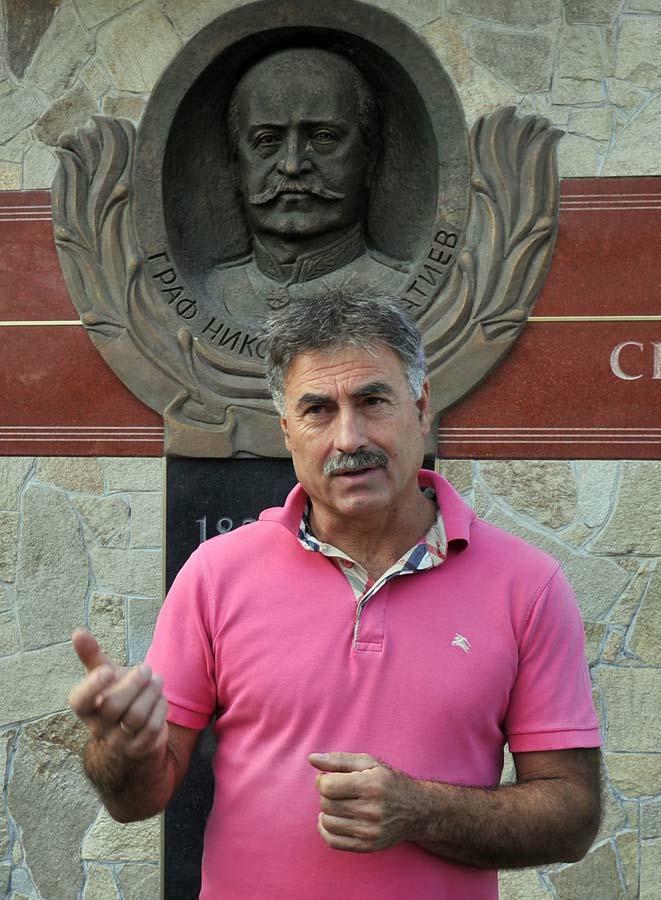 Иван Семерджиев у памятника графу Игнатьеву. Иван Семерджиев у памятника графу Игнатьеву.