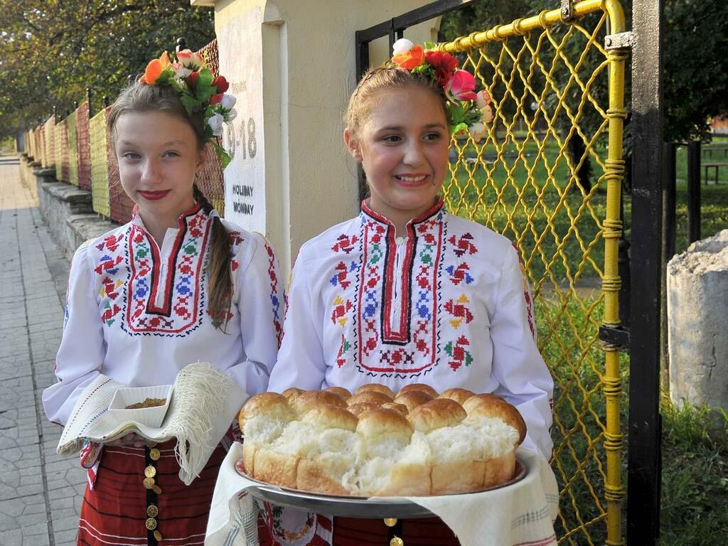 Юные болгарские красавицы Марисвет-Лидия и Румяна с хлебом-солью от жителей Полски Трымбеша. Юные болгарские красавицы Марисвет-Лидия и Румяна с хлебом-солью от жителей Полски Трымбеша.
