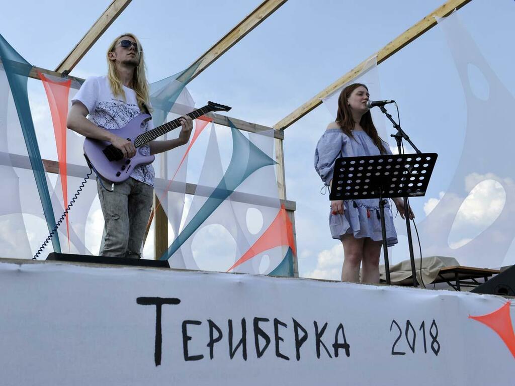 Музыка и спорт всегда рядом - рука об руку и нога об ногу. Музыка и спорт всегда рядом - рука об руку и нога об ногу.