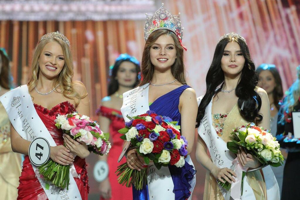 Мисс-Россия-2018 Юлия Полячихина (в центре)