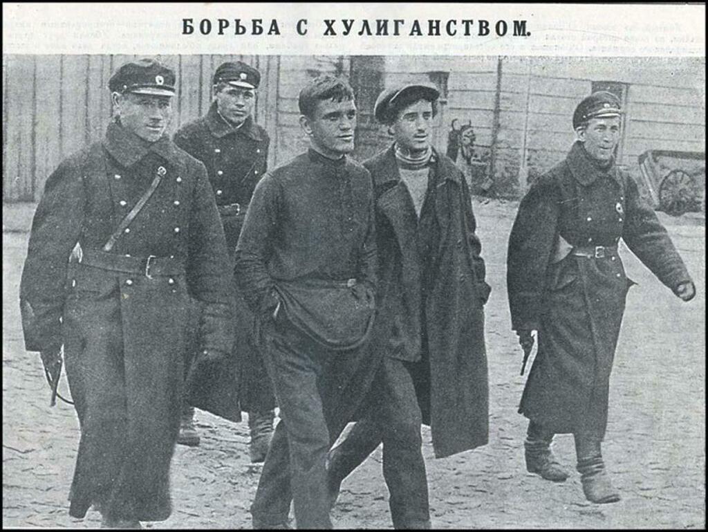 Сотрудники милиции конвоируют задержанных.
