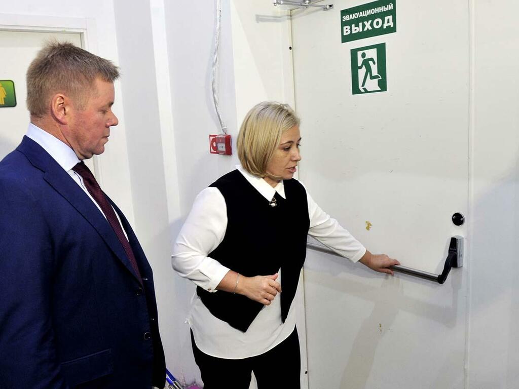 Идет проверка аварийных выходов. Идет проверка аварийных выходов.
