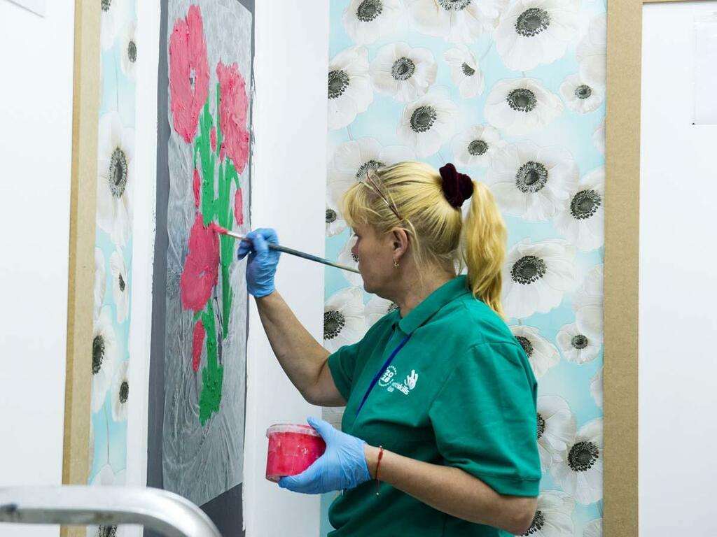 Одна из участниц нарисовала маки на стене.