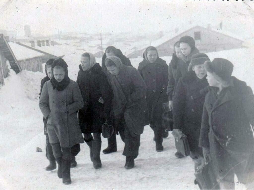 У школы № 6. 1951 или 1952 г. Фото Г. Фомина. Публикуется впервые. У школы № 6. 1951 или 1952 г. Фото Г. Фомина. Публикуется впервые.