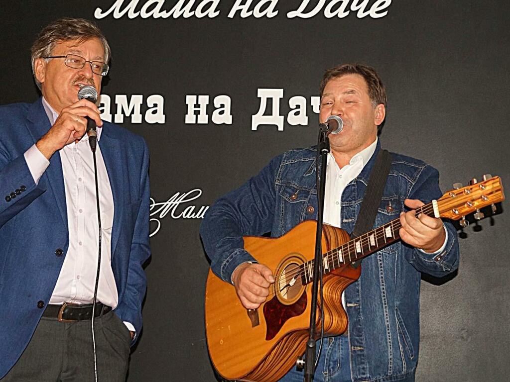 Олег Сюсюра и Алексей Витаков поют «Темную ночь». Олег Сюсюра и Алексей Витаков поют «Темную ночь».