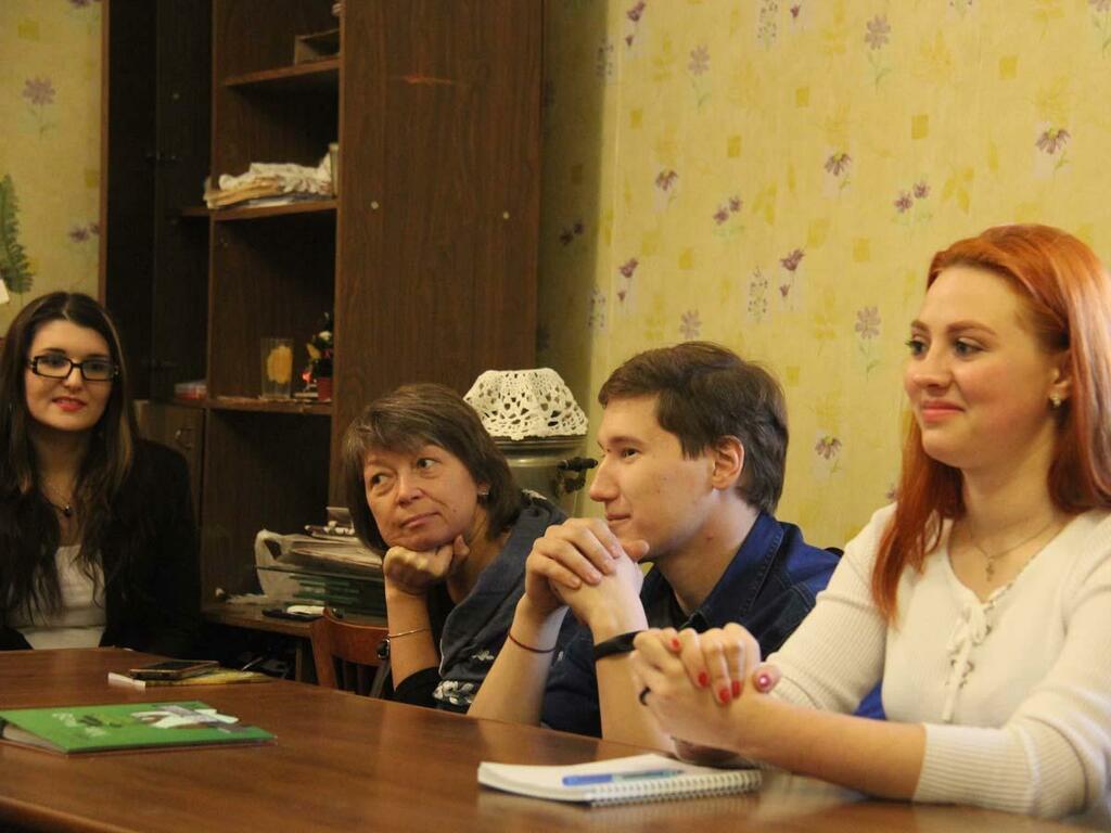 Елена Фомина (вторая слева) среди участников фестиваля. Елена Фомина (вторая слева) среди участников фестиваля.