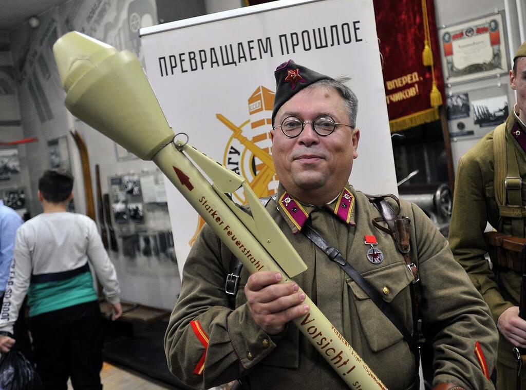 Военные реконструкторы - постоянные участники акции. Военные реконструкторы - постоянные участники акции.