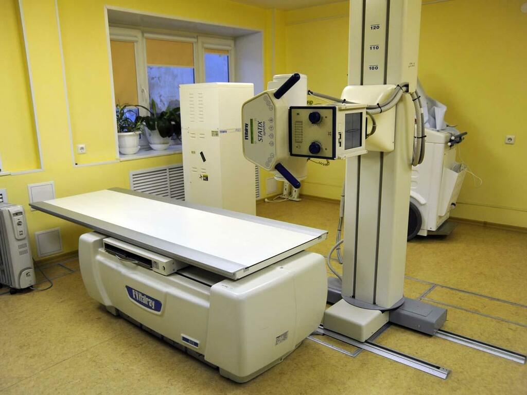 Помимо стационарного рентгеновского аппарата в отделении есть два мобильных. Помимо стационарного рентгеновского аппарата в отделении есть два мобильных.