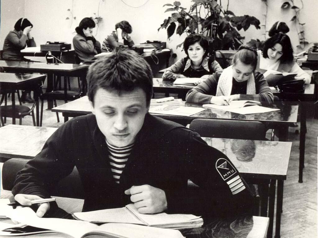 В читальном зале, начало 80-х. В читальном зале, начало 80-х.